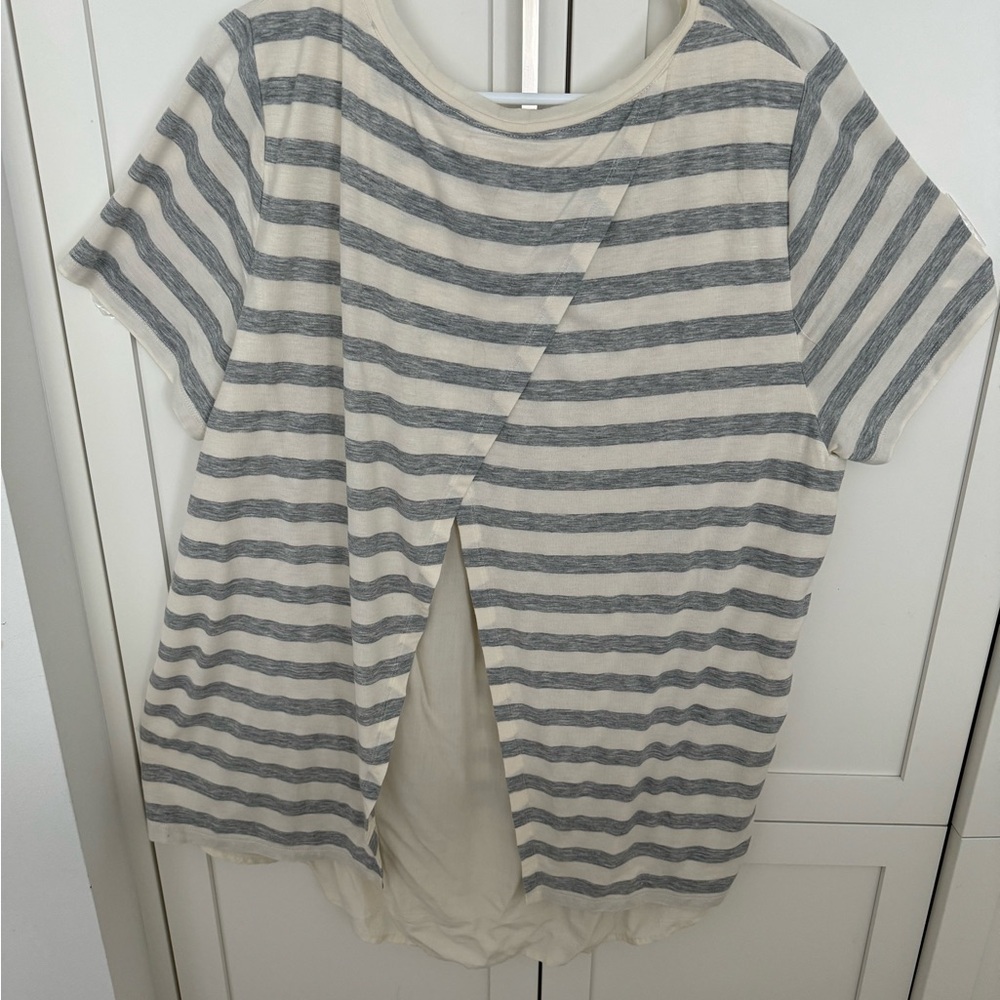 Two by VINCE CAMUTO ladies XL grey and beige top. Different and adorable.